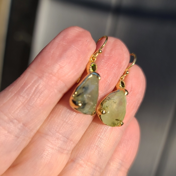 Prehnite & Chrome Diopside teardrop gold earrings - Picture 4 of 7